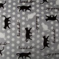93077-Fleecestoff-Katzen-grau-weiss-schwarz------kuschelweich--1-45-m-Breite-IMG-2197.jpg Grauer, kuschelweicher Fleecestoff, präsentiert mit schwarzen und weißen Katzenmotiven, weißen Punkten und Schriftzügen als verspieltes Design, 1,45 m breit - Vollansicht