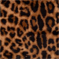 Dieser hochwertige Plüschstoff Fellimitat Leopard braun 1,50m Breite besticht durch seine täuschend echte, weiche Felloptik mit markanten dunklen Flecken auf warmem, braunem Grund. Ein kuscheliger Stoff - Nahaufnahme
