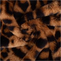 Dieser hochwertige Plüschstoff Fellimitat Leopard braun 1,50m Breite besticht durch seine täuschend echte, weiche Felloptik mit markanten dunklen Flecken auf warmem, braunem Grund. Ein kuscheliger Stoff - kunstvoll eingedreht in Falten