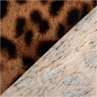 93078-Plueschstoff-Fellimitat-Leopard-braun-1-50m-Breite-IMG-7539.jpg Dieser hochwertige Plüschstoff Fellimitat Leopard braun 1,50m Breite besticht durch seine täuschend echte, weiche Felloptik mit markanten dunklen Flecken auf warmem, braunem Grund. Ein kuscheliger Stoff - mit Rueckseite