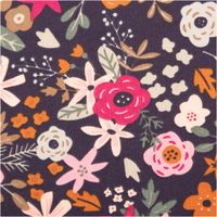 Der hochwertige Baumwollstoff Olga Blumen dunkelblau rosa 1,47m Breite besticht durch sein charmantes Muster aus pinken und hellen Blüten auf dunkelblauem Grund. Ein vielseitiges Material für Ihre Nähprojekte - Nahaufnahme