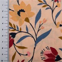 Baumwollstoff Evelyne mit floralem Muster in Pfirsichtönen – zarte Blumenranken in Rot, Gelb, Blau und Grün auf hellem Grund, ideal für Kleider, Blusen oder Deko - mit Massband