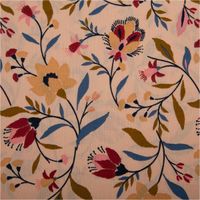 93081-Baumwollstoff-Evelyne-floral-pfirsich-1-47m-Breite-IMG-1556.jpg Baumwollstoff Evelyne mit floralem Muster in Pfirsichtönen – zarte Blumenranken in Rot, Gelb, Blau und Grün auf hellem Grund, ideal für Kleider, Blusen oder Deko - Nahaufnahme