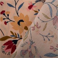 93081-Baumwollstoff-Evelyne-floral-pfirsich-1-47m-Breite-IMG-1559.jpg Baumwollstoff Evelyne mit floralem Muster in Pfirsichtönen – zarte Blumenranken in Rot, Gelb, Blau und Grün auf hellem Grund, ideal für Kleider, Blusen oder Deko - mit Rueckseite