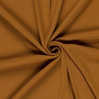 Karamellfarbener Strickstoff zu einer Spirale drapiert, zeigt Fall und Elastizität