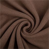 Strickstoff aus 100 % Baumwolle in modernem Taupe, 135 cm breit – hautfreundlich, weich und ideal für Mode, Deko oder Strickprojekte - kunstvoll eingedreht in Falten