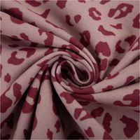 93111-Flanell-Stoff-Baumwollflanell-Leo-rosa-pink-1-47m-Breite-IMG-1528.jpg Baumwollflanell Stoff in Rosa mit pinkem Leo-Muster – kuschelig weich, wärmend und ideal für modische Pyjamas, Bettwäsche oder kreative Nähideen - kunstvoll eingedreht in Falten