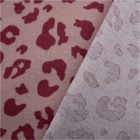 93111-Flanell-Stoff-Baumwollflanell-Leo-rosa-pink-1-47m-Breite-IMG-1529.jpg Baumwollflanell Stoff in Rosa mit pinkem Leo-Muster – kuschelig weich, wärmend und ideal für modische Pyjamas, Bettwäsche oder kreative Nähideen - mit Rueckseite