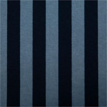 Baumwollflanell Stoff mit breiten Streifen in Hellblau und Dunkelblau – weich, warm und perfekt für Hemden, Schlafanzüge oder Wohntextilien - Nahaufnahme