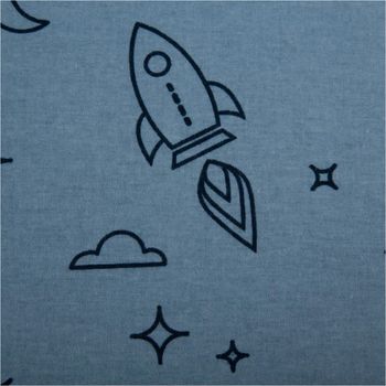 Baumwollflanell Stoff in Hellblau mit schwarzen Raketen-, Wolken- und Sternmotiven – weich, warm und ideal für Kinderbettwäsche, Pyjamas oder Kuscheldecken - Nahaufnahme