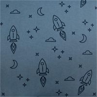 Baumwollflanell Stoff in Hellblau mit schwarzen Raketen-, Wolken- und Sternmotiven – weich, warm und ideal für Kinderbettwäsche, Pyjamas oder Kuscheldecken - Vollansicht
