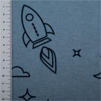 Baumwollflanell Stoff in Hellblau mit schwarzen Raketen-, Wolken- und Sternmotiven – weich, warm und ideal für Kinderbettwäsche, Pyjamas oder Kuscheldecken - mit Massband