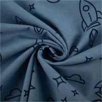 Baumwollflanell Stoff in Hellblau mit schwarzen Raketen-, Wolken- und Sternmotiven – weich, warm und ideal für Kinderbettwäsche, Pyjamas oder Kuscheldecken - kunstvoll eingedreht in Falten