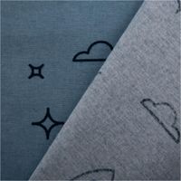 Baumwollflanell Stoff in Hellblau mit schwarzen Raketen-, Wolken- und Sternmotiven – weich, warm und ideal für Kinderbettwäsche, Pyjamas oder Kuscheldecken - mit Rueckseite