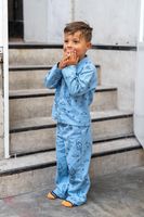 93113-Flanell-Stoff-Baumwollflanell-Leo-rosa-pink-1-47m-Breite-24333-003-6.jpg Kind trägt Pyjama aus hellblauem Raketen-Flanell, Frontansicht auf einer Treppe