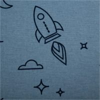 93113-Flanell-Stoff-Baumwollflanell-Raketen-hellblau-1-47m-Breite-IMG-1514.jpg Baumwollflanell Stoff in Hellblau mit schwarzen Raketen-, Wolken- und Sternmotiven – weich, warm und ideal für Kinderbettwäsche, Pyjamas oder Kuscheldecken - Nahaufnahme