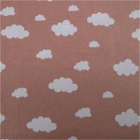 Baumwollflanell Stoff in Rosa mit weißen Wolkenmotiven – weich, warm und perfekt für Baby- und Kindertextilien oder kuschelige Bettwäsche - Vollansicht