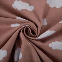 93116-Flanell-Stoff-Baumwollflanell-Wolken-rosa-1-47m-Breite-IMG-1498.jpg Baumwollflanell Stoff in Rosa mit weißen Wolkenmotiven – weich, warm und perfekt für Baby- und Kindertextilien oder kuschelige Bettwäsche - kunstvoll eingedreht in Falten