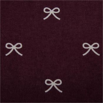 Baumwollflanell Stoff in Aubergine mit weißen Schleifenmotiven – weich, wärmend und perfekt für Pyjamas, Bettwäsche oder Kuschelaccessoires - Nahaufnahme