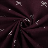 Baumwollflanell Stoff in Aubergine mit weißen Schleifenmotiven – weich, wärmend und perfekt für Pyjamas, Bettwäsche oder Kuschelaccessoires - kunstvoll eingedreht in Falten