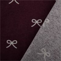 Baumwollflanell Stoff in Aubergine mit weißen Schleifenmotiven – weich, wärmend und perfekt für Pyjamas, Bettwäsche oder Kuschelaccessoires - mit Rueckseite