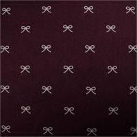 93117-Flanell-Stoff-Baumwollflanell-Schleifen-aubergine-1-47m-Breite-IMG-1507.jpg Baumwollflanell Stoff in Aubergine mit weißen Schleifenmotiven – weich, wärmend und perfekt für Pyjamas, Bettwäsche oder Kuschelaccessoires - Vollansicht