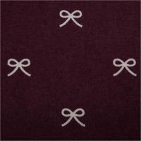 93117-Flanell-Stoff-Baumwollflanell-Schleifen-aubergine-1-47m-Breite-IMG-1508.jpg Baumwollflanell Stoff in Aubergine mit weißen Schleifenmotiven – weich, wärmend und perfekt für Pyjamas, Bettwäsche oder Kuschelaccessoires - Nahaufnahme