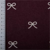 93117-Flanell-Stoff-Baumwollflanell-Schleifen-aubergine-1-47m-Breite-IMG-1509.jpg Baumwollflanell Stoff in Aubergine mit weißen Schleifenmotiven – weich, wärmend und perfekt für Pyjamas, Bettwäsche oder Kuschelaccessoires - mit Massband