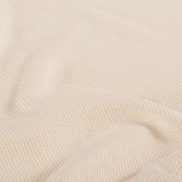 Detailaufnahme Baumwoll-Strickstoff in Ivory, heavy knit, weiche Maschenstruktur, leicht gewellt gelegt