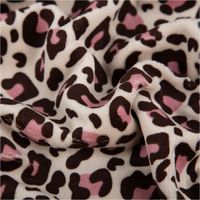 93124-Nicki-Stoff-Velours-Baumwolle-Leo-beige-braun-rosa-1-50-m-Breite-IMG-1305.jpg Samtweicher Nickistoff aus Baumwoll-Velours in Beige mit Leo-Muster in Braun und Rosa, 1,50 m breit – elastisch, kuschelig und vielseitig einsetzbar - stilvoll drapiert
