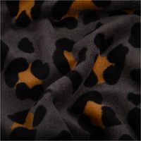 Weicher Nickistoff aus Baumwoll-Velours in Grau mit Leo-Muster in Schwarz und Braun, 1,50 m breit – dehnbar, anschmiegsam und ideal für Bekleidung - stilvoll drapiert