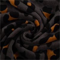 Weicher Nickistoff aus Baumwoll-Velours in Grau mit Leo-Muster in Schwarz und Braun, 1,50 m breit – dehnbar, anschmiegsam und ideal für Bekleidung - kunstvoll eingedreht in Falten