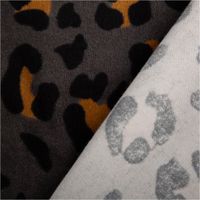 Weicher Nickistoff aus Baumwoll-Velours in Grau mit Leo-Muster in Schwarz und Braun, 1,50 m breit – dehnbar, anschmiegsam und ideal für Bekleidung - mit Rueckseite