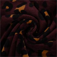 Nickistoff aus Baumwoll-Velours in Aubergine mit Leo-Muster in Schwarz und Braun, 1,50 m breit – weich, elastisch und ideal für gemütliche Kleidun - kunstvoll eingedreht in Falten