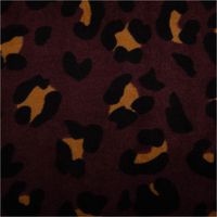 93127-Nicki-Stoff-Velours-Baumwolle-Leo-aubergine-schwarz-braun-1-50-m-Breite-IMG-1319.jpg Nickistoff aus Baumwoll-Velours in Aubergine mit Leo-Muster in Schwarz und Braun, 1,50 m breit – weich, elastisch und ideal für gemütliche Kleidun - Nahaufnahme