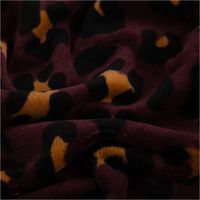 93127-Nicki-Stoff-Velours-Baumwolle-Leo-aubergine-schwarz-braun-1-50-m-Breite-IMG-1321.jpg Nickistoff aus Baumwoll-Velours in Aubergine mit Leo-Muster in Schwarz und Braun, 1,50 m breit – weich, elastisch und ideal für gemütliche Kleidun - stilvoll drapiert