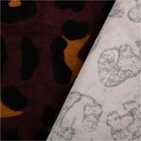 93127-Nicki-Stoff-Velours-Baumwolle-Leo-aubergine-schwarz-braun-1-50-m-Breite-IMG-1323.jpg Nickistoff aus Baumwoll-Velours in Aubergine mit Leo-Muster in Schwarz und Braun, 1,50 m breit – weich, elastisch und ideal für gemütliche Kleidun - mit Rueckseite