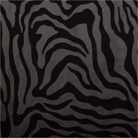 93128-Nicki-Stoff-Velours-Baumwolle-Zebra-grau-schwarz-1-50-m-Breite-IMG-1333.jpg Nickistoff aus Baumwoll-Velours in Grau mit Zebramuster in Schwarz, 1,50 m breit – weich, elastisch und ideal für stilvolle, bequeme Bekleidung - Nahaufnahme