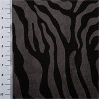 93128-Nicki-Stoff-Velours-Baumwolle-Zebra-grau-schwarz-1-50-m-Breite-IMG-1334.jpg Nickistoff aus Baumwoll-Velours in Grau mit Zebramuster in Schwarz, 1,50 m breit – weich, elastisch und ideal für stilvolle, bequeme Bekleidung - mit Massband