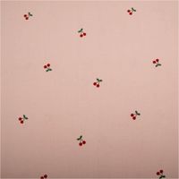 93131-Cord-Stoff-Feincord-21W-Baumwolle-mit-Kirschen-rosa-rot-1-45m-Breite-IMG-1261.jpg Feincordstoff aus Baumwolle in Rosa mit kleinen roten Kirschen, 1,45 m breit, weich und fein strukturiert – perfekt für verspielte Mode und Accessoires - Vollansicht