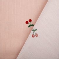 93131-Cord-Stoff-Feincord-21W-Baumwolle-mit-Kirschen-rosa-rot-1-45m-Breite-IMG-1266.jpg Feincordstoff aus Baumwolle in Rosa mit kleinen roten Kirschen, 1,45 m breit, weich und fein strukturiert – perfekt für verspielte Mode und Accessoires - mit Rueckseite