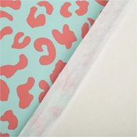 Mintfarbenes Kunstleder „Happy Leo“, präsentiert mit korallrotem Leopardenmuster von Cherry Picking by Swafing für moderne DIY-Projekte - mit Rueckseite