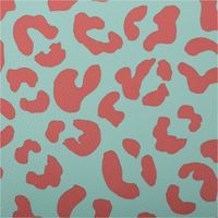 93142-Happy-Leo-Kunstleder-Leo-Mint-Koralle-von-Cherry-Picking-by-Swafing-IMG-2219.jpg Mintfarbenes Kunstleder „Happy Leo“, präsentiert mit korallrotem Leopardenmuster von Cherry Picking by Swafing für moderne DIY-Projekte - Nahaufnahme