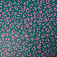 93144-Happy-Leo-Kunstleder-Leo-Gruen-Pink-von-Cherry-Picking-by-Swafing-IMG-2210.jpg Grün-pinkes Kunstleder „Happy Leo“, präsentiert mit modernem Leopardenmuster von Cherry Picking by Swafing für kreative Nähprojekte - Vollansicht