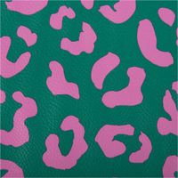 93144-Happy-Leo-Kunstleder-Leo-Gruen-Pink-von-Cherry-Picking-by-Swafing-IMG-2212.jpg Grün-pinkes Kunstleder „Happy Leo“, präsentiert mit modernem Leopardenmuster von Cherry Picking by Swafing für kreative Nähprojekte - Nahaufnahme