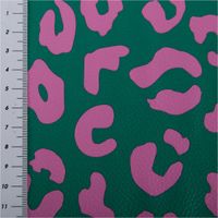 93144-Happy-Leo-Kunstleder-Leo-Gruen-Pink-von-Cherry-Picking-by-Swafing-IMG-2213.jpg Grün-pinkes Kunstleder „Happy Leo“, präsentiert mit modernem Leopardenmuster von Cherry Picking by Swafing für kreative Nähprojekte - mit Massband