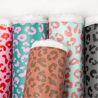 Braunes Kunstleder „Happy Leo“, präsentiert mit olivfarbenem Leopardenmuster von Cherry Picking by Swafing für trendige Accessoires und Nähideen - in Szene gesetzt