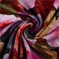 93151-French-Terry-Stoff-Blueten-Digitaldruck-rosa-bunt-angeraute-Innenseite-240g-qm-145cm-Breite-IMG-1646.jpg French Terry Stoff mit großflächigem Blüten-Digitaldruck in Rosa und Bunt – weicher Sweatstoff mit angerauter Innenseite, ideal für Pullover, Kleider oder gemütliche Loungewear - kunstvoll eingedreht in Falten