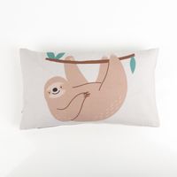 93165-Kissenhuelle-Faultier-Kinderkissen-aus-Baumwolle-beige-30x50cm--IMG-3404.jpg Hochwertige Kissenhülle mit einem niedlichen, schlafenden Faultier-Motiv auf einem dezenten, beigen Hintergrund. Das 30 x 50 cm große Kinderkissen aus weicher Baumwolle von Atmosphera sorgt für eine gemütliche Atmosphäre im Kinderzimmer - Nahaufnahme