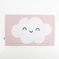 93166-Kissenhuelle-Wolke-mit-lachendem-Gesicht-Kinderkissen-aus-Baumwolle-rosa-30x50cm--IMG-3424.jpg Hochwertige Kissenhülle mit einer freundlich lächelnden, weißen Wolke auf einem sanften, altrosafarbenen Hintergrund. Das 30 x 50 cm große Kinderkissen aus weicher Baumwolle sorgt für eine traumhafte Atmosphäre im Kinderzimmer - ohne Fuellung